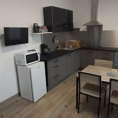 Maison Pour 2 A 4 Personnes Avec Jardin Proche De La Et Des Commerces רויאן