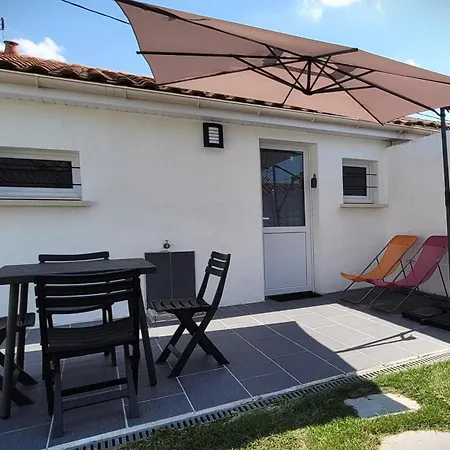 Maison Pour 2 A 4 Personnes Avec Jardin Proche De La Et Des Commerces בית נופש